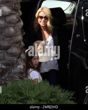 Exclusif !! Kelly Ripa arrive d'un jet privé à l'aéroport de Miami avec son mari Marc Consuelos et ses enfants Michael, 11 ans, Lola, 7 ans, et Joaquin, 6. L'hôte du salon TV est à Miami pour la bande de Live avec Regis & Kelly. Miami, FL 5/1/09. Banque D'Images