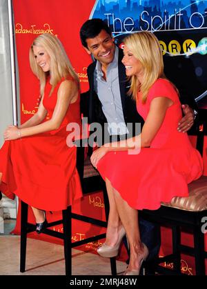 Kelly Ripa est rejointe par le mari Mark Consuelos alors qu'elle dévoile sa statue de cire à la célèbre Madame Tussaud. La statue de Ripa a été placée à côté de celle de son co-hôte de longue date, Regis Philbin. New York, NY. 4/5/11. Banque D'Images