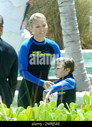 Exclusif !! KELLY Ripa, hôte DU salon DE télévision AMÉRICAIN, passe une matinée au Miami Seaquarium avec sa famille. Ripa s'est glissé dans une combinaison et a filmé une partie du spectacle à Dolphin Harbor où la famille a nagé avec des dauphins dans l'expérience Dolphin Odyssey. Après leur amusement au Seaquarium, le groupe s'est dirigé vers Parrot Jungle Island. Live avec Regis et Kelly filme en direct de Miami toute la semaine. Miami, FL 5/2/09 Banque D'Images