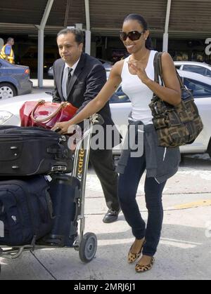 Exclusif !! Kelly Rowland, chanteuse/compositeur américain et membre fondateur de Destiny's Child, arrive à l'aéroport international de Miami. Après un long vol, elle attend patiemment ses bagages et, après un bref voyage au service des bagages pour signaler un sac perdu, est réunie avec tous ses effets personnels. Miami, Floride. 10/20/09. Banque D'Images