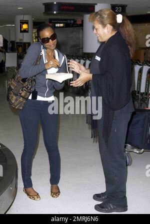 Exclusif !! Kelly Rowland, chanteuse/compositeur américain et membre fondateur de Destiny's Child, arrive à l'aéroport international de Miami. Après un long vol, elle attend patiemment ses bagages et, après un bref voyage au service des bagages pour signaler un sac perdu, est réunie avec tous ses effets personnels. Miami, Floride. 10/20/09. Banque D'Images