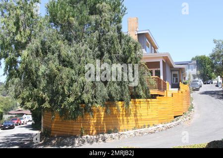 Selon des rapports, Anna Kendrick, star de Twilight Saga, a acheté une maison de $1 millions de dollars dans les collines d'Hollywood de Los Angeles. La maison de deux étages dispose de 3 chambres, 3 1/2 salles de bains avec parquet en noyer, un coin salon de style loft et un espace de séjour principal décloisonné. La salle à manger s'ouvre par des portes-fenêtres sur un patio ouvert. La cuisine est équipée d'un centre-île blanc et d'armoires blanches, de plans de travail en marbre blanc et d'appareils électroménagers en acier inoxydable de haute qualité. Les deux chambres au rez-de-chaussée disposent de lumières du ciel et d'une salle de bain privée rénovée. La suite principale Banque D'Images