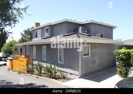 Selon des rapports, Anna Kendrick, star de Twilight Saga, a acheté une maison de $1 millions de dollars dans les collines d'Hollywood de Los Angeles. La maison de deux étages dispose de 3 chambres, 3 1/2 salles de bains avec parquet en noyer, un coin salon de style loft et un espace de séjour principal décloisonné. La salle à manger s'ouvre par des portes-fenêtres sur un patio ouvert. La cuisine est équipée d'un centre-île blanc et d'armoires blanches, de plans de travail en marbre blanc et d'appareils électroménagers en acier inoxydable de haute qualité. Les deux chambres au rez-de-chaussée disposent de lumières du ciel et d'une salle de bain privée rénovée. La suite principale Banque D'Images