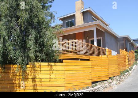 Selon des rapports, Anna Kendrick, star de Twilight Saga, a acheté une maison de $1 millions de dollars dans les collines d'Hollywood de Los Angeles. La maison de deux étages dispose de 3 chambres, 3 1/2 salles de bains avec parquet en noyer, un coin salon de style loft et un espace de séjour principal décloisonné. La salle à manger s'ouvre par des portes-fenêtres sur un patio ouvert. La cuisine est équipée d'un centre-île blanc et d'armoires blanches, de plans de travail en marbre blanc et d'appareils électroménagers en acier inoxydable de haute qualité. Les deux chambres au rez-de-chaussée disposent de lumières du ciel et d'une salle de bain privée rénovée. La suite principale Banque D'Images