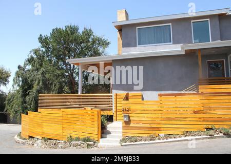 Selon des rapports, Anna Kendrick, star de Twilight Saga, a acheté une maison de $1 millions de dollars dans les collines d'Hollywood de Los Angeles. La maison de deux étages dispose de 3 chambres, 3 1/2 salles de bains avec parquet en noyer, un coin salon de style loft et un espace de séjour principal décloisonné. La salle à manger s'ouvre par des portes-fenêtres sur un patio ouvert. La cuisine est équipée d'un centre-île blanc et d'armoires blanches, de plans de travail en marbre blanc et d'appareils électroménagers en acier inoxydable de haute qualité. Les deux chambres au rez-de-chaussée disposent de lumières du ciel et d'une salle de bain privée rénovée. La suite principale Banque D'Images