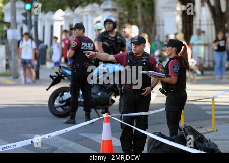 Buenos Aires, Buenos Aires, Argentine. 31st janvier 2023. Un policier a tiré sur une femme de police et deux de ses compagnons. Il s'est produit en plein jour dans les rues Nazca et Beiro, dans le quartier d'Agronomie. (Credit image: © Claudio Santisteban/ZUMA Press Wire) USAGE ÉDITORIAL SEULEMENT! Non destiné À un usage commercial ! Banque D'Images