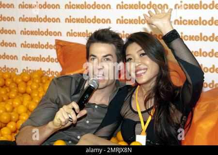 Hôte des prix Kid Choice Awards 2010 de Nickelodeon en Australie, l'acteur américain Jerry Trainor s'accroche dans une fosse avec la finaliste de Miss Singapore Karen Wong avant l'événement. Sydney, Australie. 10/8/10. Banque D'Images