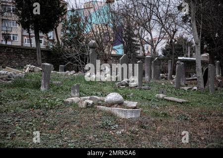 Une tombe cassée a été laissée sur la tombe. On voit que le cimetière historique de Kadikoy, vieux de 400 ans, est négligé. Le cimetière Ayrilik Cesme, qui est la dernière partie du cimetière Karacaahmet d'Istanbul Uskudar et contient les tombes des noms qui ont servi dans le Palais ottoman, s'est transformé en ruines. On sait que le processus d'enterrement dans le cimetière, où les premières inhumations ont été faites il y a 400 ans, s'est poursuivi jusqu'au début du 20th siècle. Le cimetière, où la plupart des pierres tombales ont été détruites, certaines des têtes sont tombées, et dans certains endroits les pierres ont été plantées collec Banque D'Images