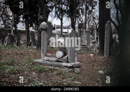 Des pierres tombales cassées ont été laissées sur la tombe. On voit que le cimetière historique de Kadikoy, vieux de 400 ans, est négligé. Le cimetière Ayrilik Cesme, qui est la dernière partie du cimetière Karacaahmet d'Istanbul Uskudar et contient les tombes des noms qui ont servi dans le Palais ottoman, s'est transformé en ruines. On sait que le processus d'enterrement dans le cimetière, où les premières inhumations ont été faites il y a 400 ans, s'est poursuivi jusqu'au début du 20th siècle. Le cimetière, où la plupart des pierres tombales ont été détruites, certaines des têtes sont tombées, et dans certains endroits les pierres ont été plantées coll Banque D'Images