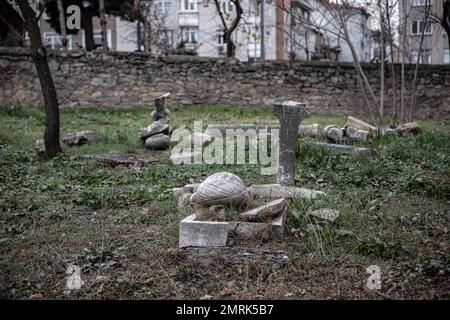 Des pierres tombales cassées ont été laissées sur les tombes. On voit que le cimetière historique de Kadikoy, vieux de 400 ans, est négligé. Le cimetière Ayrilik Cesme, qui est la dernière partie du cimetière Karacaahmet d'Istanbul Uskudar et contient les tombes des noms qui ont servi dans le Palais ottoman, s'est transformé en ruines. On sait que le processus d'enterrement dans le cimetière, où les premières inhumations ont été faites il y a 400 ans, s'est poursuivi jusqu'au début du 20th siècle. Le cimetière, où la plupart des pierres tombales ont été détruites, certaines des têtes sont tombées, et dans certains endroits les pierres ont été plantées col Banque D'Images