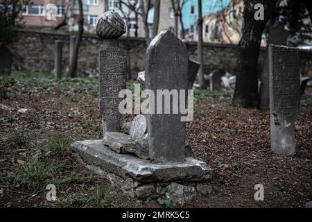 Des pierres tombales cassées ont été laissées sur la tombe. On voit que le cimetière historique de Kadikoy, vieux de 400 ans, est négligé. Le cimetière Ayrilik Cesme, qui est la dernière partie du cimetière Karacaahmet d'Istanbul Uskudar et contient les tombes des noms qui ont servi dans le Palais ottoman, s'est transformé en ruines. On sait que le processus d'enterrement dans le cimetière, où les premières inhumations ont été faites il y a 400 ans, s'est poursuivi jusqu'au début du 20th siècle. Le cimetière, où la plupart des pierres tombales ont été détruites, certaines des têtes sont tombées, et dans certains endroits les pierres ont été plantées coll Banque D'Images