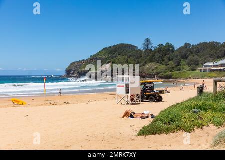 Des bénévoles australiens de sauvetage de surf avec tour de cabane de sauveteur sur la plage de Warriewood à Sydney, Nouvelle-Galles du Sud, Australie été 2023 Banque D'Images