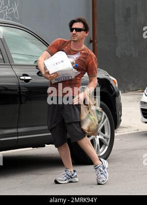 Un assistant arrive au studio avec la nourriture du supermarché Whole Foods pour Kanye West et Kim Kardashian. Miami Beach, Floride. 15th juillet 2012. Banque D'Images