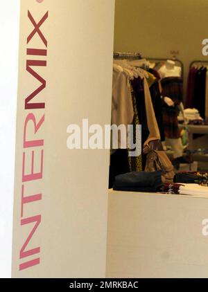 Exclusif !! Kim Kardashian vérifie la compétition à South Beach avec un voyage à Intermix. Les sœurs Kardashiennes sont actuellement en ville pour préparer l'ouverture de leur magasin de vêtements Dash demain. Miami, Floride. 5/19/09. Banque D'Images