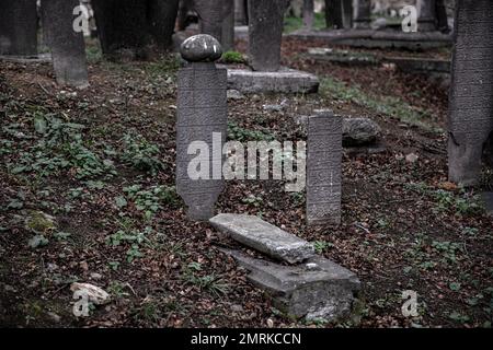 Une tombe cassée a été laissée sur la tombe. On voit que le cimetière historique de Kadikoy, vieux de 400 ans, est négligé. Le cimetière Ayrilik Cesme, qui est la dernière partie du cimetière Karacaahmet d'Istanbul Uskudar et contient les tombes des noms qui ont servi dans le Palais ottoman, s'est transformé en ruines. On sait que le processus d'enterrement dans le cimetière, où les premières inhumations ont été faites il y a 400 ans, s'est poursuivi jusqu'au début du 20th siècle. Le cimetière, où la plupart des pierres tombales ont été détruites, certaines des têtes sont tombées, et dans certains endroits les pierres ont été plantées collec Banque D'Images