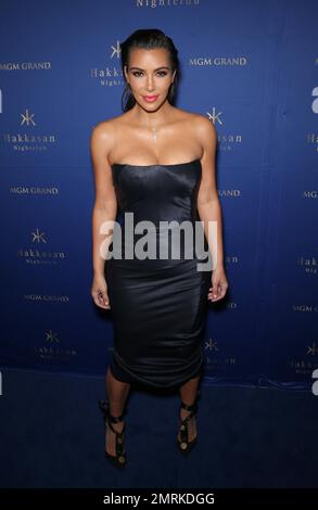 Kim Kardashian accueille une nuit à la discothèque Hakkasan dans le MGM Grand à Las Vegas, Nevada. Kim avait l'air stupéfiant dans une robe bleu nuit sans bretelles avec des cheveux dorants. 22nd juillet 2016. Banque D'Images