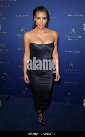 Kim Kardashian accueille une nuit à la discothèque Hakkasan dans le MGM Grand à Las Vegas, Nevada. Kim avait l'air stupéfiant dans une robe bleu nuit sans bretelles avec des cheveux dorants. 22nd juillet 2016. Banque D'Images