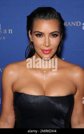 Kim Kardashian accueille une nuit à la discothèque Hakkasan dans le MGM Grand à Las Vegas, Nevada. Kim avait l'air stupéfiant dans une robe bleu nuit sans bretelles avec des cheveux dorants. 22nd juillet 2016. Banque D'Images