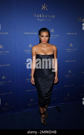 Kim Kardashian accueille une nuit à la discothèque Hakkasan dans le MGM Grand à Las Vegas, Nevada. Kim avait l'air stupéfiant dans une robe bleu nuit sans bretelles avec des cheveux dorants. 22nd juillet 2016. Banque D'Images