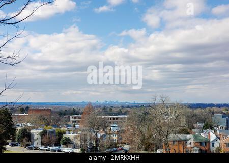 Vue de Tenleytown depuis le parc fort Reno ; Tysons Corner va paysage urbain est visible à l'horizon lointain Banque D'Images