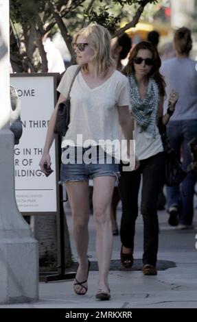 Kirsten Dunst a fait une déjeuner avec des amis à Joans le troisième après son retour à LOS ANGELES de la semaine de mode de Paris. Los Angeles, Californie, 10/8/07. Banque D'Images