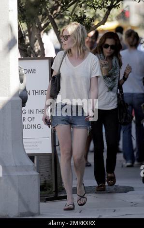 Kirsten Dunst a fait une déjeuner avec des amis à Joans le troisième après son retour à LOS ANGELES de la semaine de mode de Paris. Los Angeles, Californie, 10/8/07. Banque D'Images