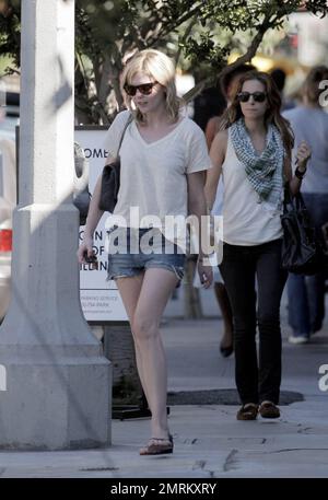 Kirsten Dunst a fait une déjeuner avec des amis à Joans le troisième après son retour à LOS ANGELES de la semaine de mode de Paris. Los Angeles, Californie, 10/8/07. Banque D'Images