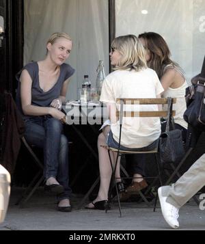 Kirsten Dunst a fait une déjeuner avec des amis à Joans le troisième après son retour à LOS ANGELES de la semaine de mode de Paris. Los Angeles, Californie, 10/8/07. Banque D'Images