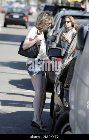 Kirsten Dunst a fait une déjeuner avec des amis à Joans le troisième après son retour à LOS ANGELES de la semaine de mode de Paris. Los Angeles, Californie, 10/8/07. Banque D'Images