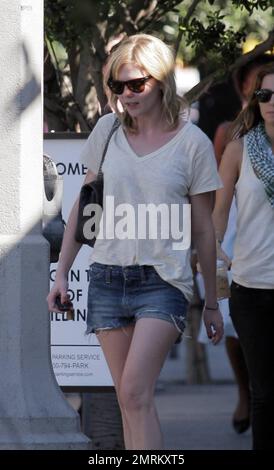 Kirsten Dunst a fait une déjeuner avec des amis à Joans le troisième après son retour à LOS ANGELES de la semaine de mode de Paris. Los Angeles, Californie, 10/8/07. Banque D'Images