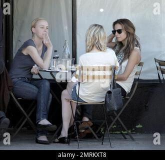 Kirsten Dunst a fait une déjeuner avec des amis à Joans le troisième après son retour à LOS ANGELES de la semaine de mode de Paris. Los Angeles, Californie, 10/8/07. Banque D'Images