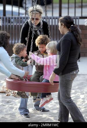 Heidi Klum emmène sa fille Leni et ses deux fils Henry et Johan au parc. Les enfants ont apprécié de jouer sur une balançoire pendant que leur mère les a poussés. Brentwood, Californie, 11/10/07. Banque D'Images