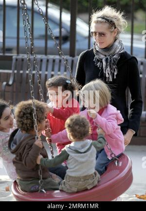 Heidi Klum emmène sa fille Leni et ses deux fils Henry et Johan au parc. Les enfants ont apprécié de jouer sur une balançoire pendant que leur mère les a poussés. Brentwood, Californie, 11/10/07. Banque D'Images