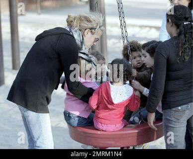 Heidi Klum emmène sa fille Leni et ses deux fils Henry et Johan au parc. Les enfants ont apprécié de jouer sur une balançoire pendant que leur mère les a poussés. Brentwood, Californie, 11/10/07. Banque D'Images