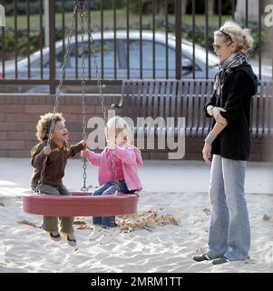 Heidi Klum emmène sa fille Leni et ses deux fils Henry et Johan au parc. Les enfants ont apprécié de jouer sur une balançoire pendant que leur mère les a poussés. Brentwood, Californie, 11/10/07. Banque D'Images