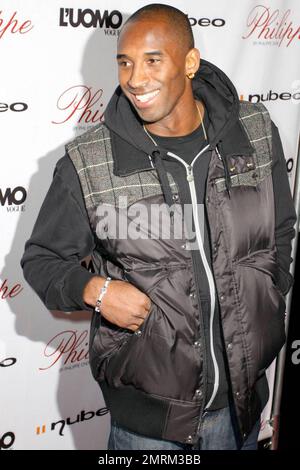 Kobe Bryant arrive à la fête de lancement de sa couverture du numéro « l'Uomo Vogue » d'octobre pour sa nouvelle collaboration de montre, The Black Mamba by Nubeo, à l'ouverture de Philippe West Hollywood. Los Angeles, Californie. 10/12/09. Banque D'Images