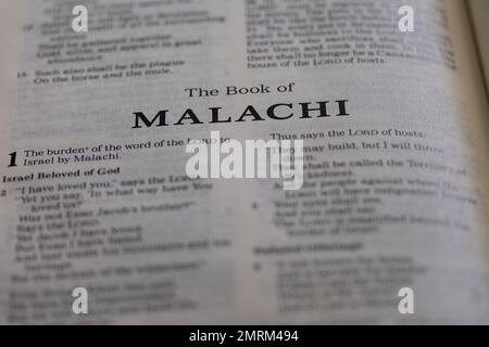 Un gros plan de 'le Livre de Malachi' dans la Sainte Bible Banque D'Images