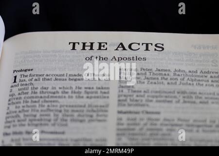 Un gros plan de 'les actes des Apôtres' dans la Sainte Bible Banque D'Images