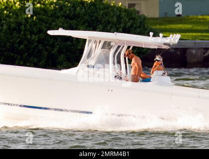 EXCLUSIF !! Il semble qu'Anna Kournikova et Enrique Iglesias construisent un nouveau lovenest de Miami ensemble. Le couple, rejoint par le Berger allemand d'Enrique, a passé du temps pendant les vacances de la fête du travail en visitant le chantier en bateau. Les deux oiseaux lovebirds embrassèrent et embrassèrent sur la propriété pendant leur visite de 1,5 heures et ils ont passé en revue les progrès tout en étant sur le bateau, puis errant autour de la propriété ensemble en vérifiant les détails. Les deux superstars ont des mansions de plusieurs millions de dollars à proximité et Anna's est actuellement sur le marché pour $9,4 millions. Le terrain pour la nouvelle maison, actuellement und Banque D'Images