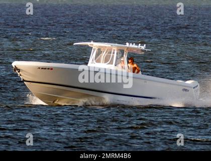 EXCLUSIF !! Il semble qu'Anna Kournikova et Enrique Iglesias construisent un nouveau lovenest de Miami ensemble. Le couple, rejoint par le Berger allemand d'Enrique, a passé du temps pendant les vacances de la fête du travail en visitant le chantier en bateau. Les deux oiseaux lovebirds embrassèrent et embrassèrent sur la propriété pendant leur visite de 1,5 heures et ils ont passé en revue les progrès tout en étant sur le bateau, puis errant autour de la propriété ensemble en vérifiant les détails. Les deux superstars ont des mansions de plusieurs millions de dollars à proximité et Anna's est actuellement sur le marché pour $9,4 millions. Le terrain pour la nouvelle maison, actuellement und Banque D'Images