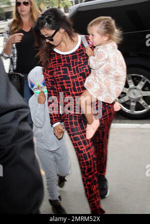 Kourtney Kardashian avec Mason et Penelope à l'aéroport LAX de Los Angeles, CA. 25th juin 2014. Banque D'Images