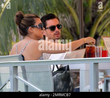 La star de la réalité Kourtney Kardashian, son ami Scott Disick et son frère Robert Kardashian ont été vus déjeuner à leur hôtel pendant que les caméras filmaient chaque mouvement pour leur émission de réalité, « Kourtney et Kim Take Miami ». Miami Beach, Floride. 4th octobre 2012. Banque D'Images