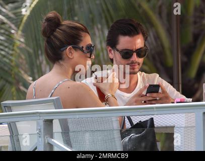 La star de la réalité Kourtney Kardashian, son ami Scott Disick et son frère Robert Kardashian ont été vus déjeuner à leur hôtel pendant que les caméras filmaient chaque mouvement pour leur émission de réalité, « Kourtney et Kim Take Miami ». Miami Beach, Floride. 4th octobre 2012. Banque D'Images