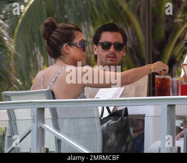 La star de la réalité Kourtney Kardashian, son ami Scott Disick et son frère Robert Kardashian ont été vus déjeuner à leur hôtel pendant que les caméras filmaient chaque mouvement pour leur émission de réalité, « Kourtney et Kim Take Miami ». Miami Beach, Floride. 4th octobre 2012. Banque D'Images