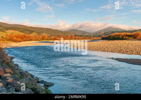 Une photo panoramique de la rivière Otaki en début de matinée à Kapiti, en Nouvelle-Zélande Banque D'Images