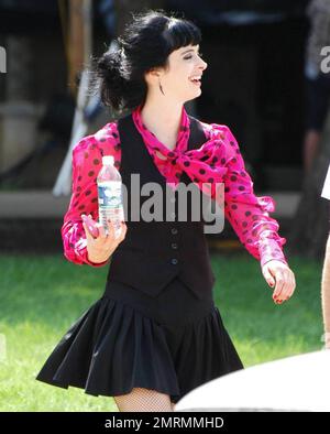 EXCLUSIF !! L'actrice Krysten Ritter semble mignonne dans son costume de l'université d'État de Wayne de son nouveau vampire comédie romantique 'VAMPSs' co-vedette Sigourney Weaver et Alicia Silverstone. Ritter a porté une bouteille d'eau alors qu'elle se dirigeait vers une voiture portant des résille, des bottes Dr. Martens, une mini jupe, une veste ajustée et un chemisier à pois rose chaud. Detroit, MICHIGAN. 08/03/10. . Banque D'Images