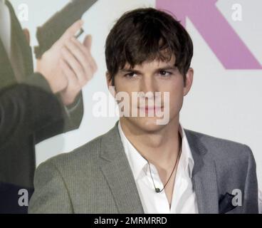 L'acteur Ashton Kutcher et le réalisateur Robert Luketic arrivent à la projection de leur film « Killers », co-vedette Katherine Heigl, qui s'est tenu à Event Cinemas George Street. La paire s'est bien gardée, Luketic flamboyante se déplaçant les bras et Kutcher jouant avec un ballon de rugby. Luketic, probablement mieux connu pour avoir dirigé Reese Witherspoon dans 'Legally Blond' aurait été présenté à Kutcher à la maison Playboy par la femme de Kutcher, demi Moore. Sydney, Australie. 07/18/10. Banque D'Images