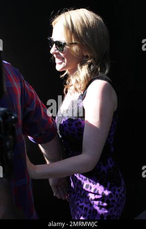 Arborant un imprimé léopard violet et une robe en dentelle, la chanteuse Kylie Minogue est raflée par des photographes et des fans alors qu'elle quitte Dolce & Gabbana à Beverly Hills, en Californie. 20th juin 2012. . Banque D'Images