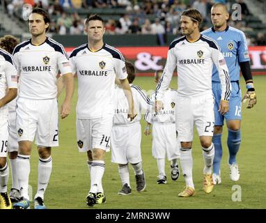 Robbie Keane a tenu sa promesse de marquer lors de son premier match dans le cadre de l'équipe LA Galaxy. En jouant aux côtés de coéquipiers comme David Beckham, Robbie a marqué un but pour le plaisir de ses fans, qui avaient sorti ses marchandises de la marque LA Galaxy dans les 2 jours, et David qui lui a donné un hug de célébration. Robbie a joué un rôle déterminant dans l'aide à mener son équipe à leur victoire de 2-0 contre les tremblements de terre de San José, mais a été remplacé 20 minutes avant la fin du match. Beckham a également pris une tête-bêche pendant le match et a grasé son genou. Le fier nouveau père montrait également ses rayures roses Banque D'Images