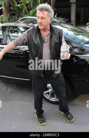 Dustin Hoffman arrive au Staples Center pour assister au match DE basket-ball LA Lakers contre Miami Heat Christmas Day. Los Angeles, Californie. 12/25/10. Banque D'Images